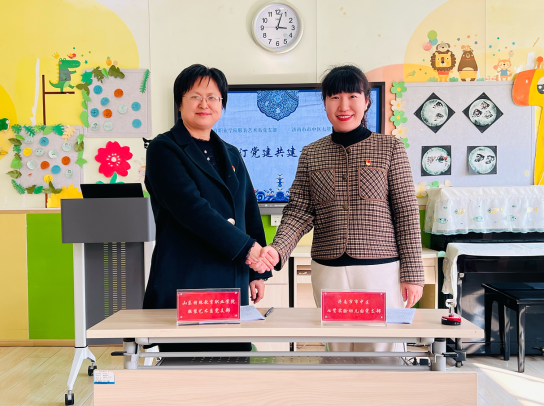 巾帼心向党·鲁绣绽芳华——服装艺术系与七贤实验幼儿园开展三八节党建共建活动